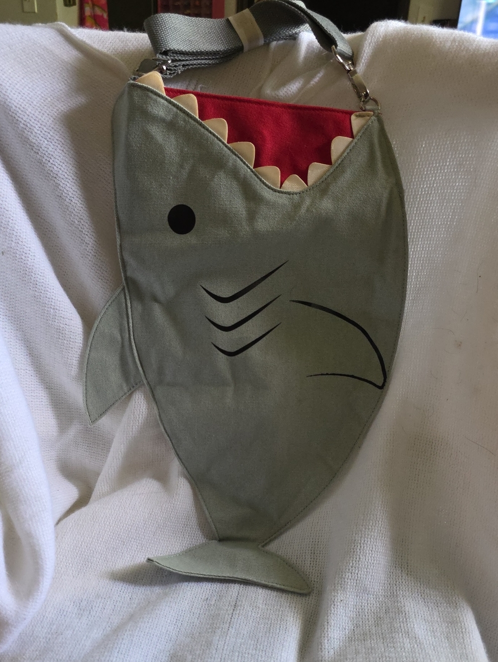 🦈Shark Week 🦈Crossbody Bag - Gray with Teeth NWOT. FUN BAG!